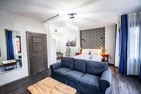 Bed, Photo of the whole room, Seating area, Bedroom