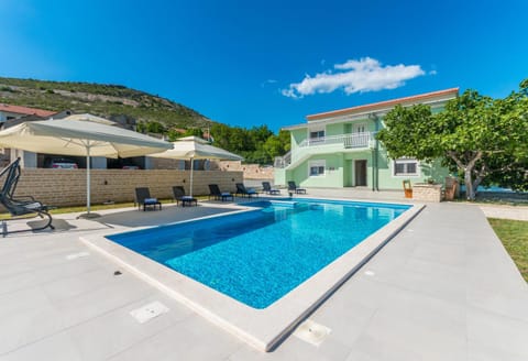 Poolincluded - Holiday Home Maslina House in Šibenik-Knin County, Croatia