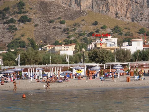 Restaurant/places to eat, Neighbourhood, Beach
