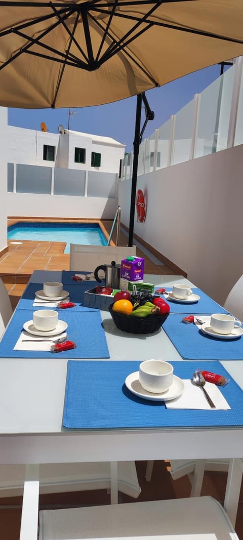 Dining area, Swimming pool, Breakfast
