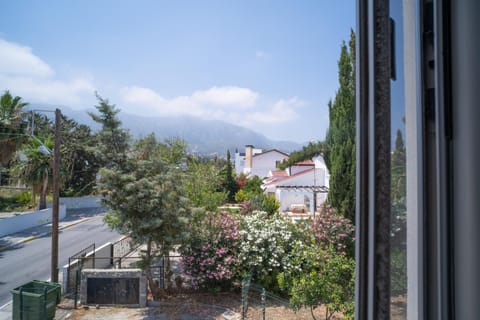 Property building, Spring, Day, Natural landscape, Balcony/Terrace, Mountain view, Street view