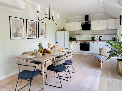 Dining area, pet friendly, stove, kitchen