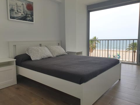 Bed, Natural landscape, View (from property/room), Balcony/Terrace, Photo of the whole room, Bedroom, Sea view