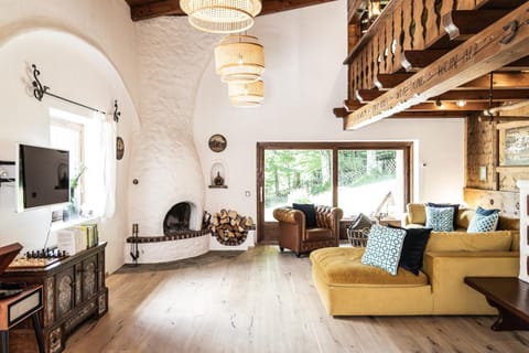 Communal lounge/ TV room, Living room, Seating area, Evening entertainment