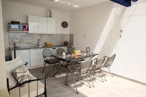 Kitchen or kitchenette, Seating area, Dining area