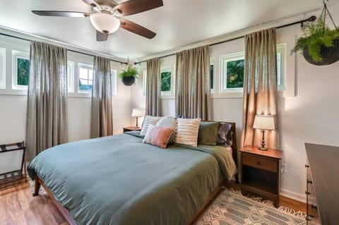 Cozy Love Nest 1BR - minutes to Downtown Asheville House in Woodfin