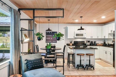 Wellington Cottage 2BR Modern Boho House in Woodfin