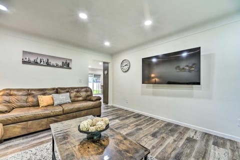 Dearborn Heights Home about 16 Mi to Downtown Detroit! House in Dearborn Heights