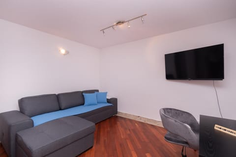 Communal lounge/ TV room, Living room, Seating area