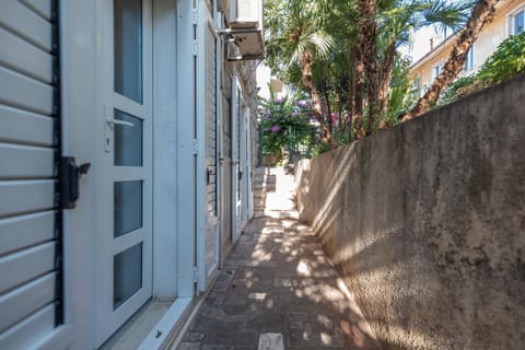 Facade/entrance, Neighbourhood, Balcony/Terrace