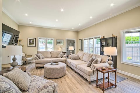 Renovated North Bend Cottage Near Eateries! House in Coos Bay