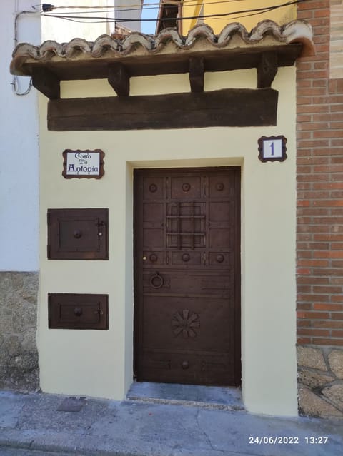 Facade/entrance
