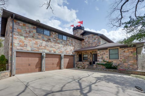 Dock, Hot Tub! Group-Friendly Dragon Castle House in Ozark Mountains
