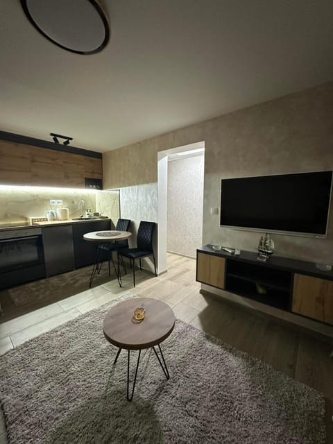 TV and multimedia, Kitchen or kitchenette, Living room, Seating area, Dining area