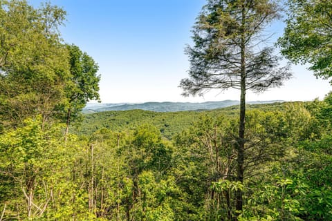 Long Range Retreat House in Beech Mountain