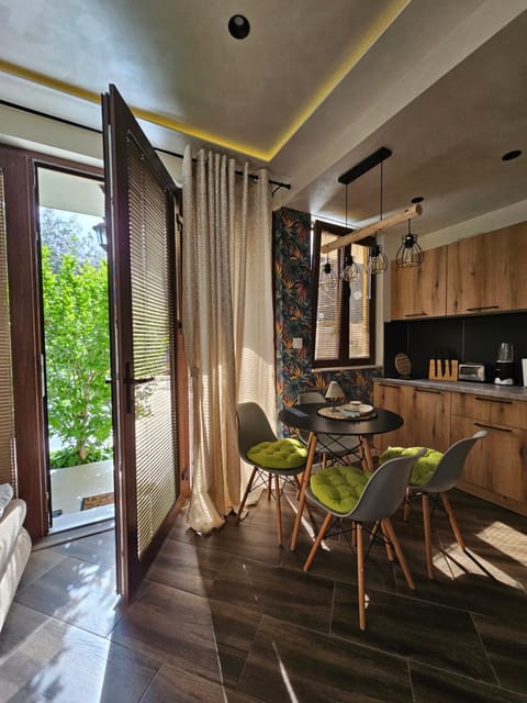Kitchen or kitchenette, Seating area