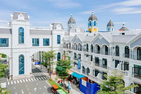 Property building, Bird's eye view, City view, Location