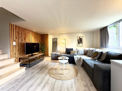TV and multimedia, Living room, Seating area, Evening entertainment