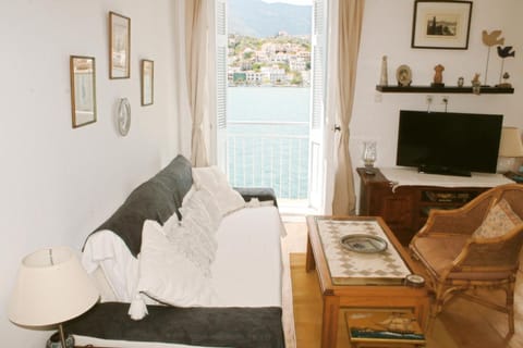 Natural landscape, TV and multimedia, Living room, Lounge or bar, Mountain view, Sea view