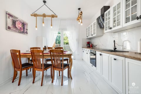 Kitchen or kitchenette, Dining area, dishwasher, stove