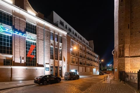 Property building, Nearby landmark, Facade/entrance, Neighbourhood