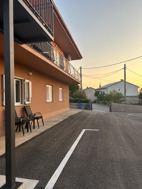 Property building, Day, Neighbourhood, Street view, Sunrise, Sunset, Parking