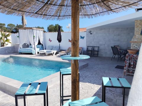 Bed, Off site, Day, Garden view, Swimming pool, sunbed