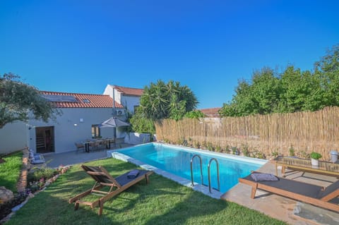 Property building, Garden, Balcony/Terrace, Swimming pool