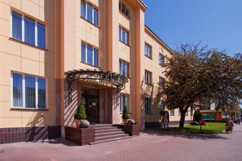 Property building, Facade/entrance, Guests, group of guests