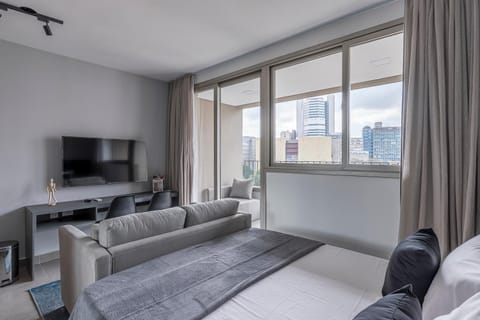 Bed, TV and multimedia, Photo of the whole room, Seating area, Bedroom
