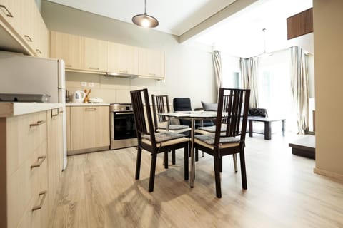 Kitchen or kitchenette, Dining area