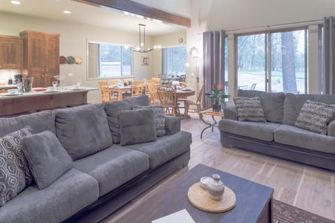 Pine Post Lodge House in Deschutes River Woods