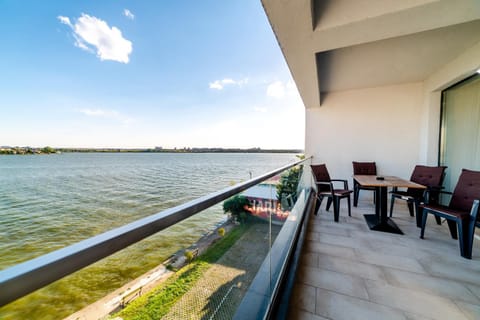 Balcony/Terrace, Lake view