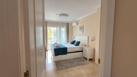 Bed, Photo of the whole room, Seating area, Bedroom