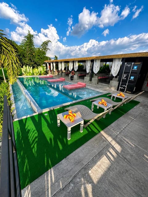 Swimming pool, Breakfast