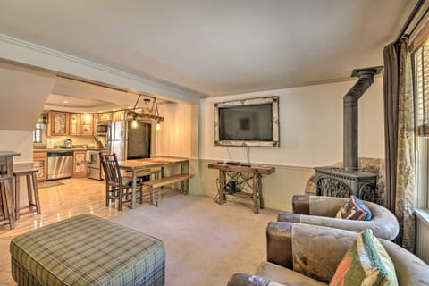 Townhome with Deck Walk to Mirror Lake and Main St! House in Lake Placid