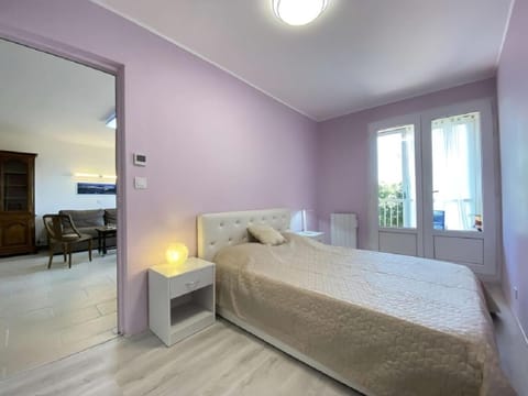 Bed, Night, TV and multimedia, Photo of the whole room, Beach, Bedroom, cot, furniture