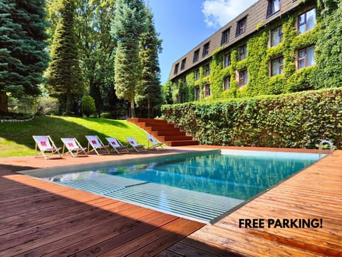 Property building, Garden, Garden view, Swimming pool