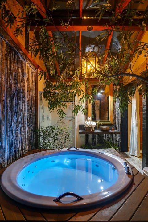 Hot Tub, Bathroom, Decorative detail