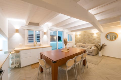 TV and multimedia, Kitchen or kitchenette, Living room, Seating area, Dining area