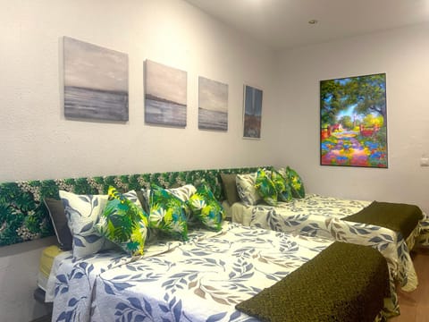 Bed, Photo of the whole room, Decorative detail, Bedroom