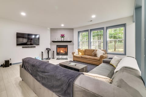 Game Room and Home Theater! Immaculate Poconos Lodge House in Tunkhannock Township