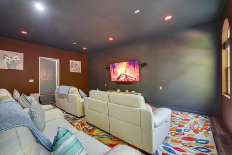 Game Room and Home Theater! Immaculate Poconos Lodge House in Tunkhannock Township