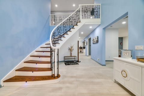 Game Room and Home Theater! Immaculate Poconos Lodge House in Tunkhannock Township