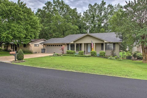 Waterfront Retreat with Boat Dock in Hot Springs! House in Hot Springs