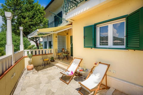 Property building, Balcony/Terrace, Seating area