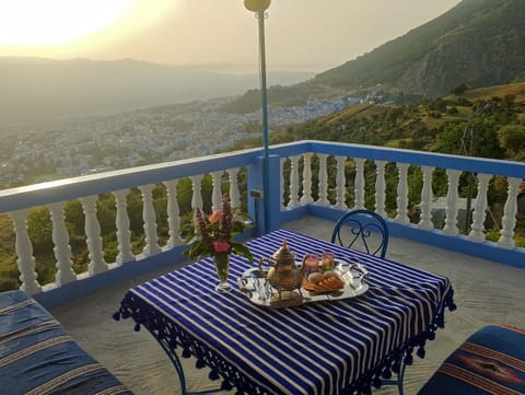 View (from property/room), Balcony/Terrace, Food and drinks, Dining area, Mountain view