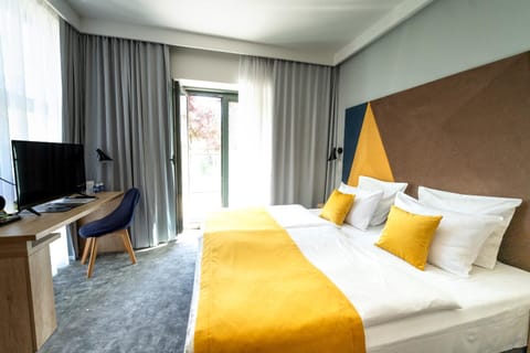 TV and multimedia, Photo of the whole room, Bedroom