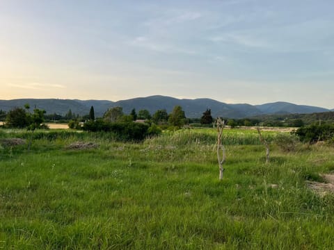Cabanon bucolique face au Luberon Luxury tent in Lourmarin