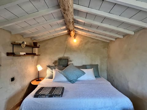 Cabanon bucolique face au Luberon Luxury tent in Lourmarin
